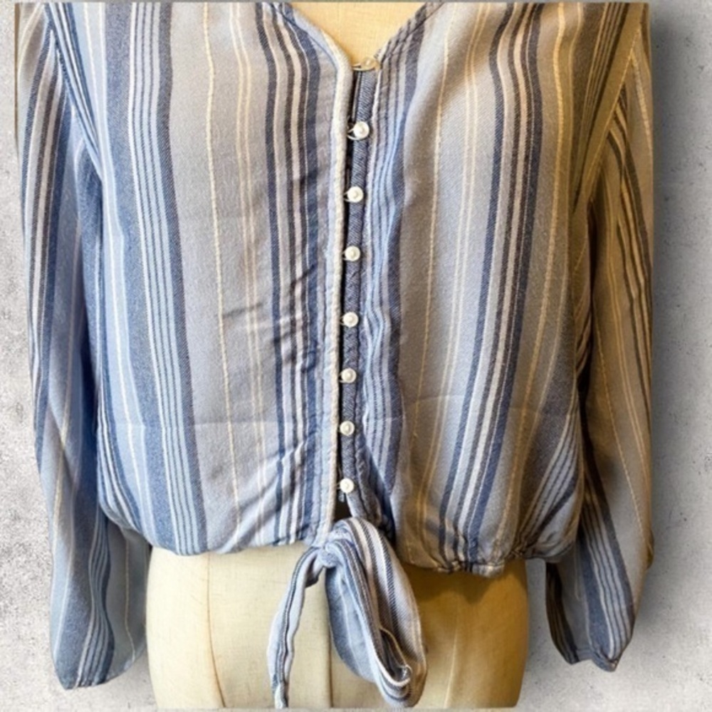 •American Eagle• Juniors button down cropped style shirt‎ - Picture 2 of 8